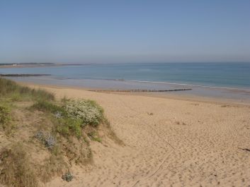 Arrivée à la plage par le sentier